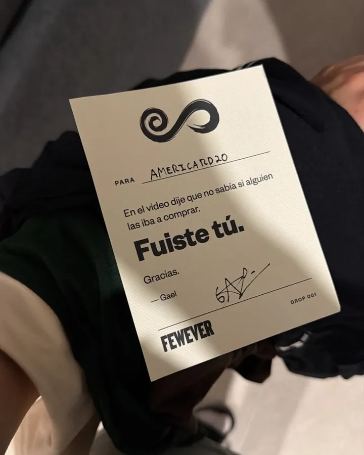 La tarjeta de Fewever que dice «Fuiste tú», encima de las playeras que compró America